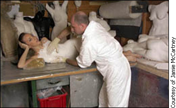 Jamie McCartney covering a woman's body in plaster.